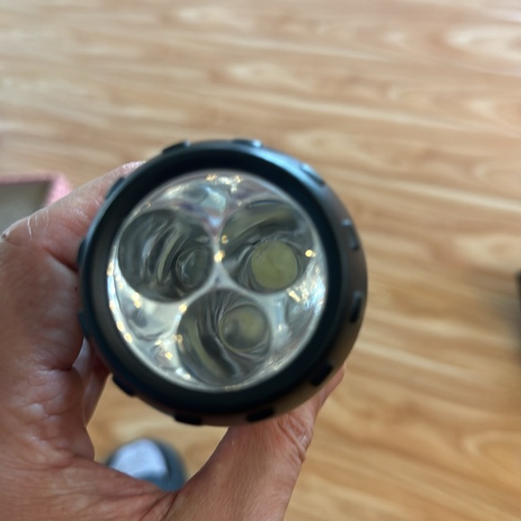 ❤️5 for $25❤️ - Hand Crank Flashlight no battery required perfect for hikers etc - Picture 3 of 9